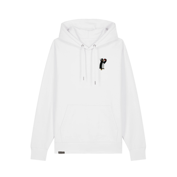 Ein weißer nachhaltiger Hoodie mit einer Bauchtasche und einem kleinen Pinguin-Logo auf der linken Brust, mit weißem Hintergrund.