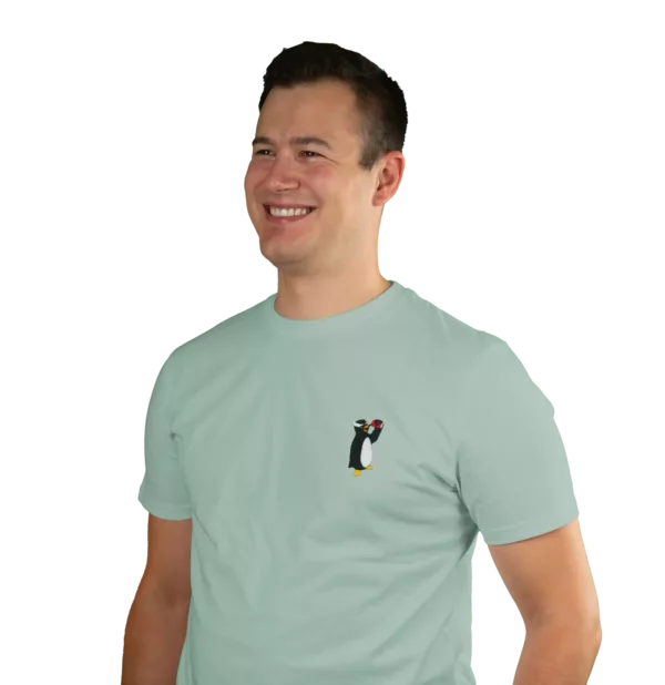 Das Regular Fit Shirt in Aloe aus der Penguins Sip Kollektion mit Person